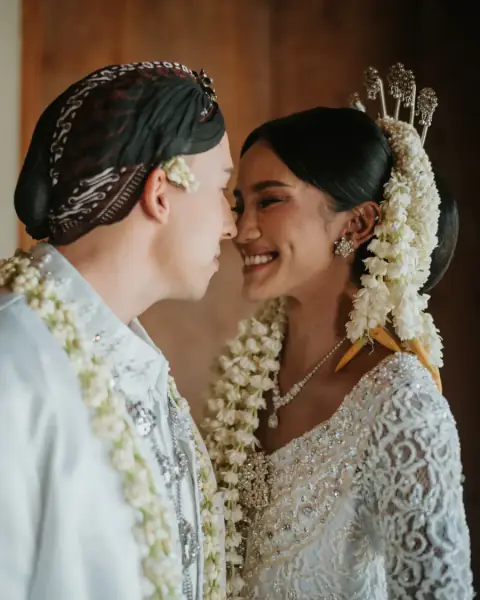 A bride and groom in Balinese wedding dress